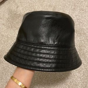 NWOT 🆕 Aritzia Babaton Vegan Leather Bucket Hat